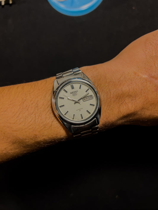 Seiko 7009-8331 Day-Date White Dial – Vintage Automatic by Vingtsecondes