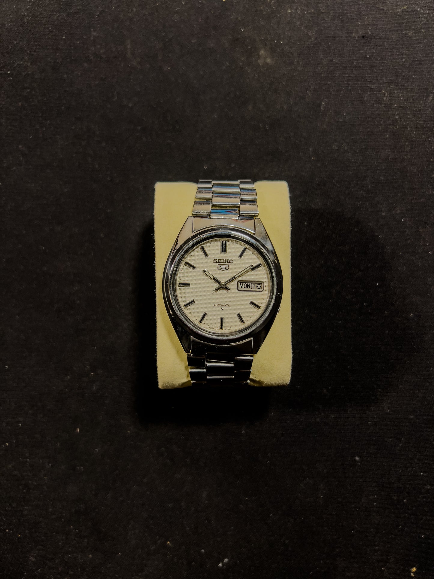 Seiko 7009-8331 Day-Date White Dial – Vintage Automatic by Vingtsecondes