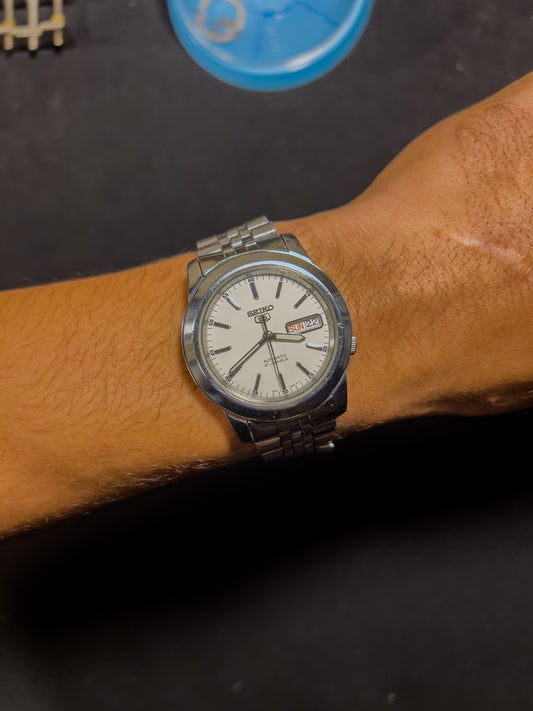 Seiko SNKE49K1 Day-Date White Dial Jubilee Bracelet – Automatic by Vingtsecondes