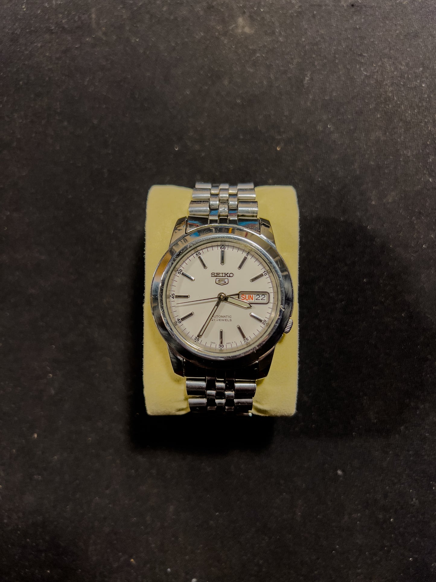Seiko SNKE49K1 Day-Date White Dial Jubilee Bracelet – Automatic by Vingtsecondes