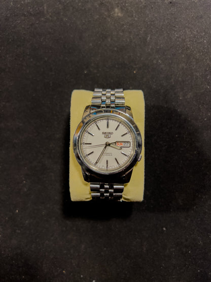 Seiko SNKE49K1 Day-Date White Dial Jubilee Bracelet – Automatic by Vingtsecondes