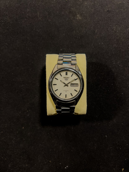 Seiko 7009-8331 Day-Date White Dial – Vintage Automatic by Vingtsecondes