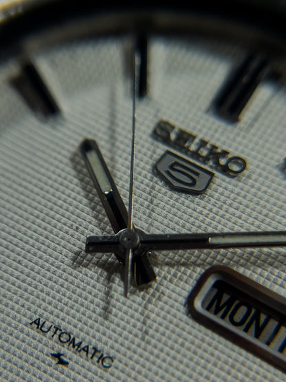 Seiko 7009-8331 Day-Date White Dial – Vintage Automatic by Vingtsecondes
