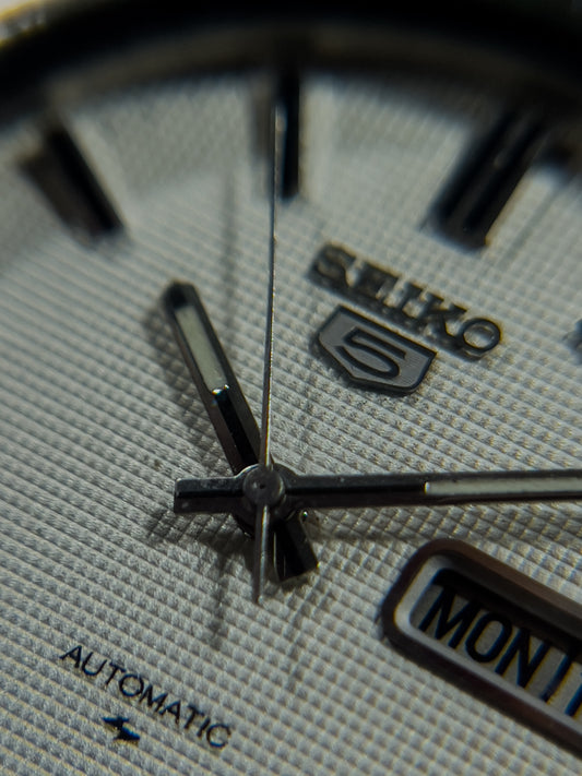 Seiko 7009-8331 Day-Date White Dial – Vintage Automatic by Vingtsecondes
