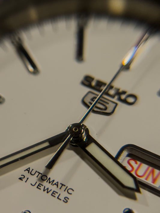Seiko SNKE49K1 Day-Date White Dial Jubilee Bracelet – Automatic by Vingtsecondes