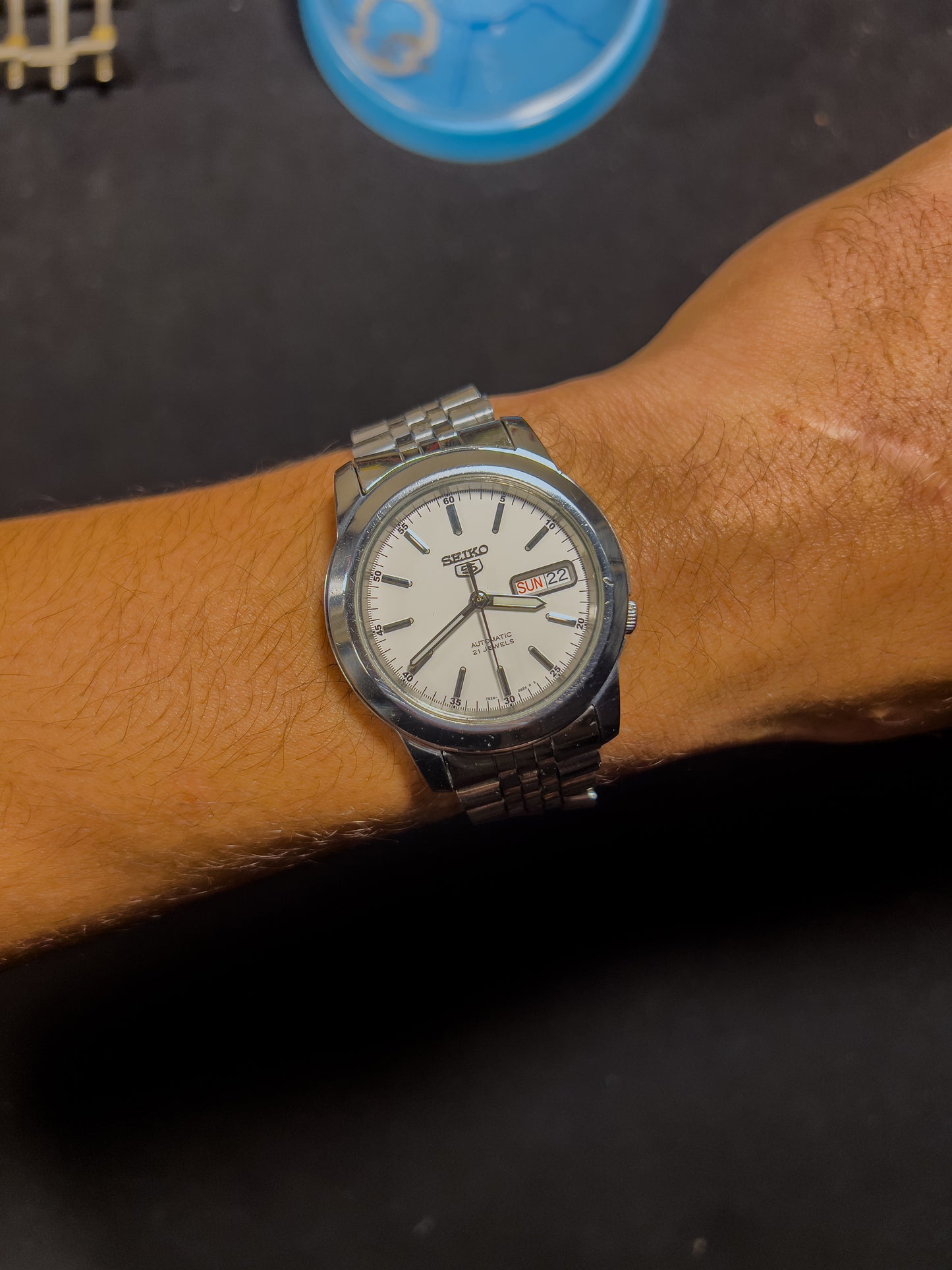 Seiko SNKE49K1 Day-Date White Dial Jubilee Bracelet – Automatic by Vingtsecondes