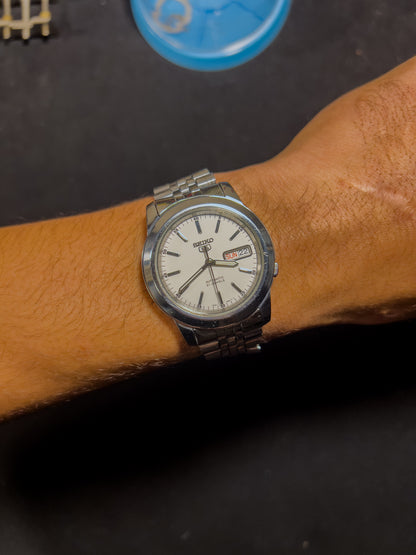 Seiko SNKE49K1 Day-Date White Dial Jubilee Bracelet – Automatic by Vingtsecondes