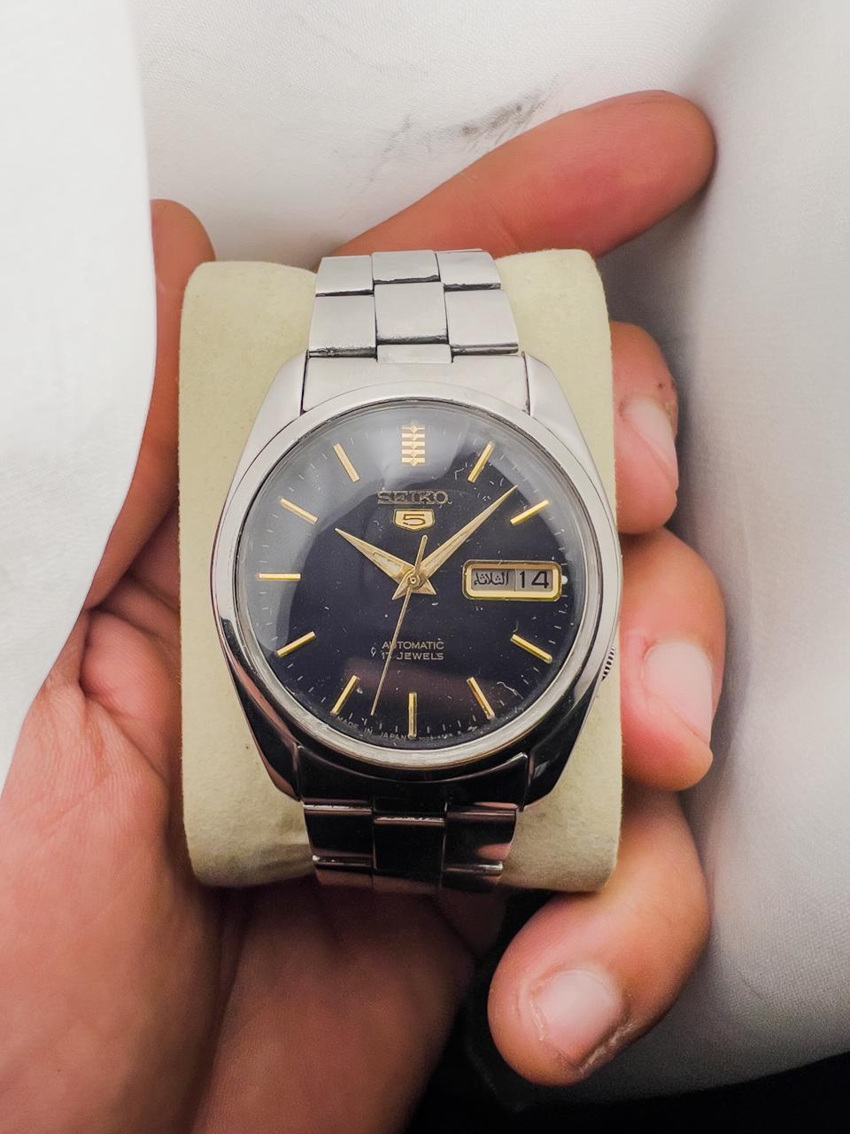 Montre Vintage Seiko 5 Automatique 17 Rubis Cadran Noir Index Or Jour-Date Acier Inoxydable