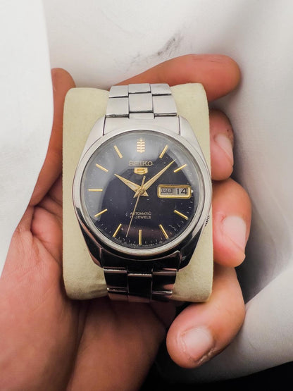 Montre Vintage Seiko 5 Automatique 17 Rubis Cadran Noir Index Or Jour-Date Acier Inoxydable