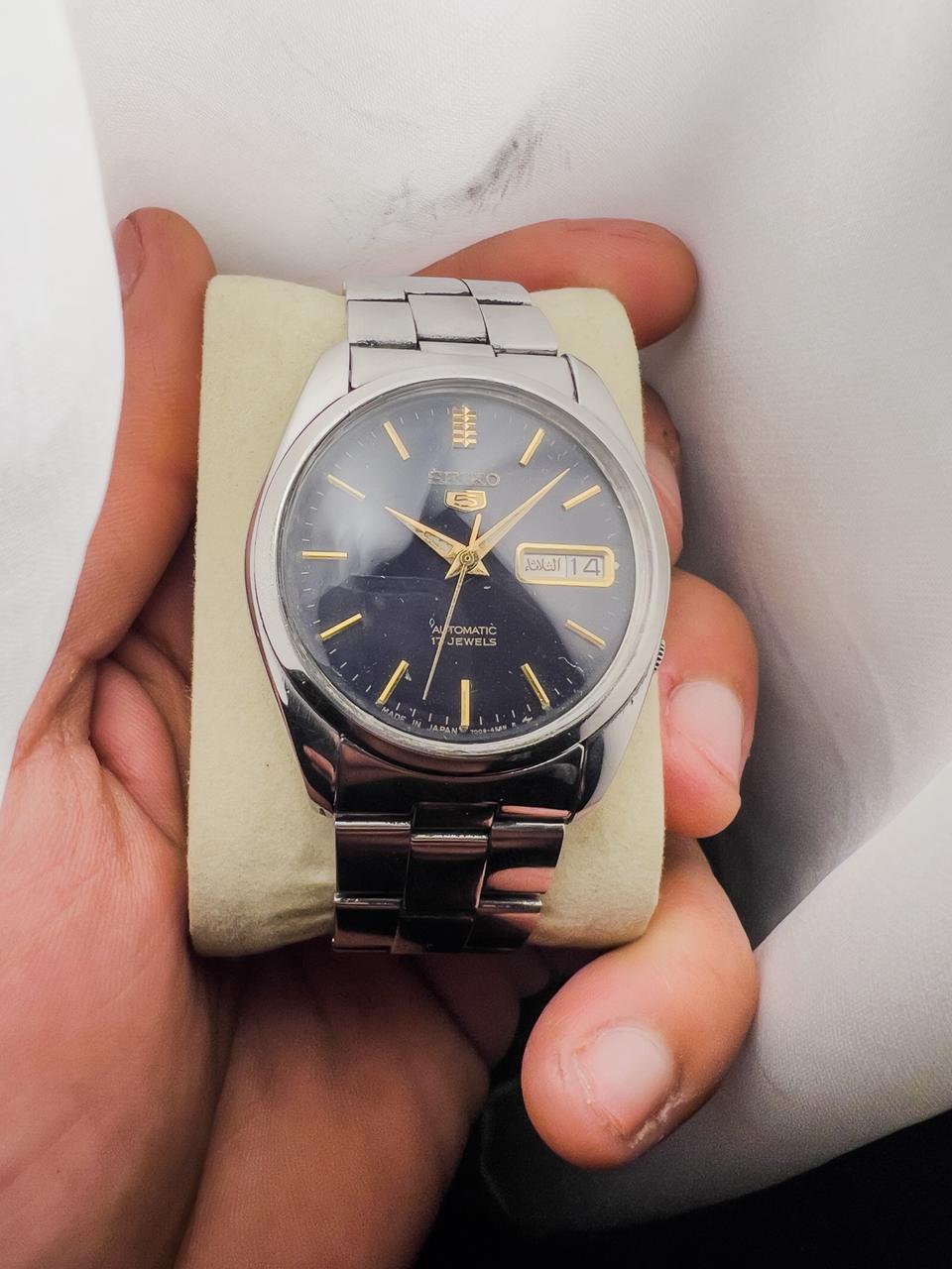 Montre Vintage Seiko 5 Automatique 17 Rubis Cadran Noir Index Or Jour-Date Acier Inoxydable
