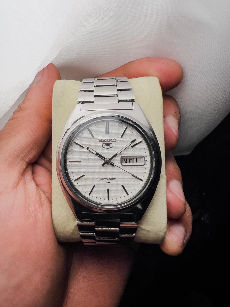 Montre Seiko 5 automatique pour hommes, en acier inoxydable, avec cadran texturé blanc argenté, affichage jour et date