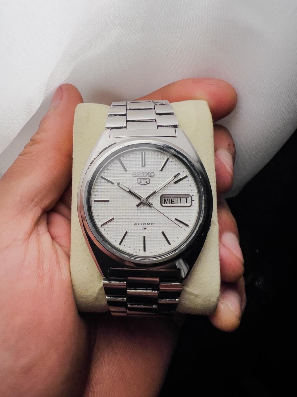 Montre Seiko 5 automatique pour hommes, en acier inoxydable, avec cadran texturé blanc argenté, affichage jour et date