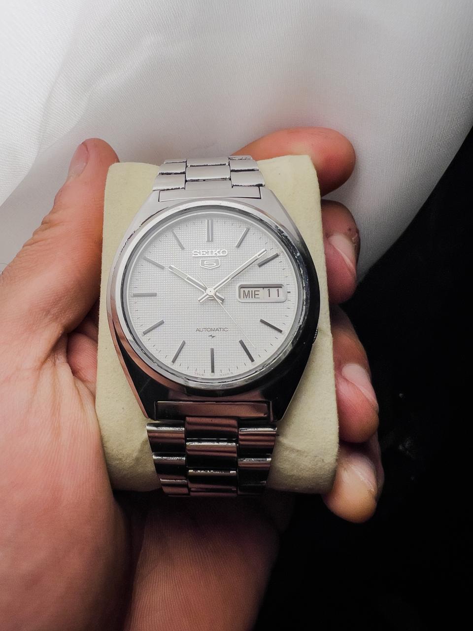Montre Seiko 5 automatique pour hommes, en acier inoxydable, avec cadran texturé blanc argenté, affichage jour et date