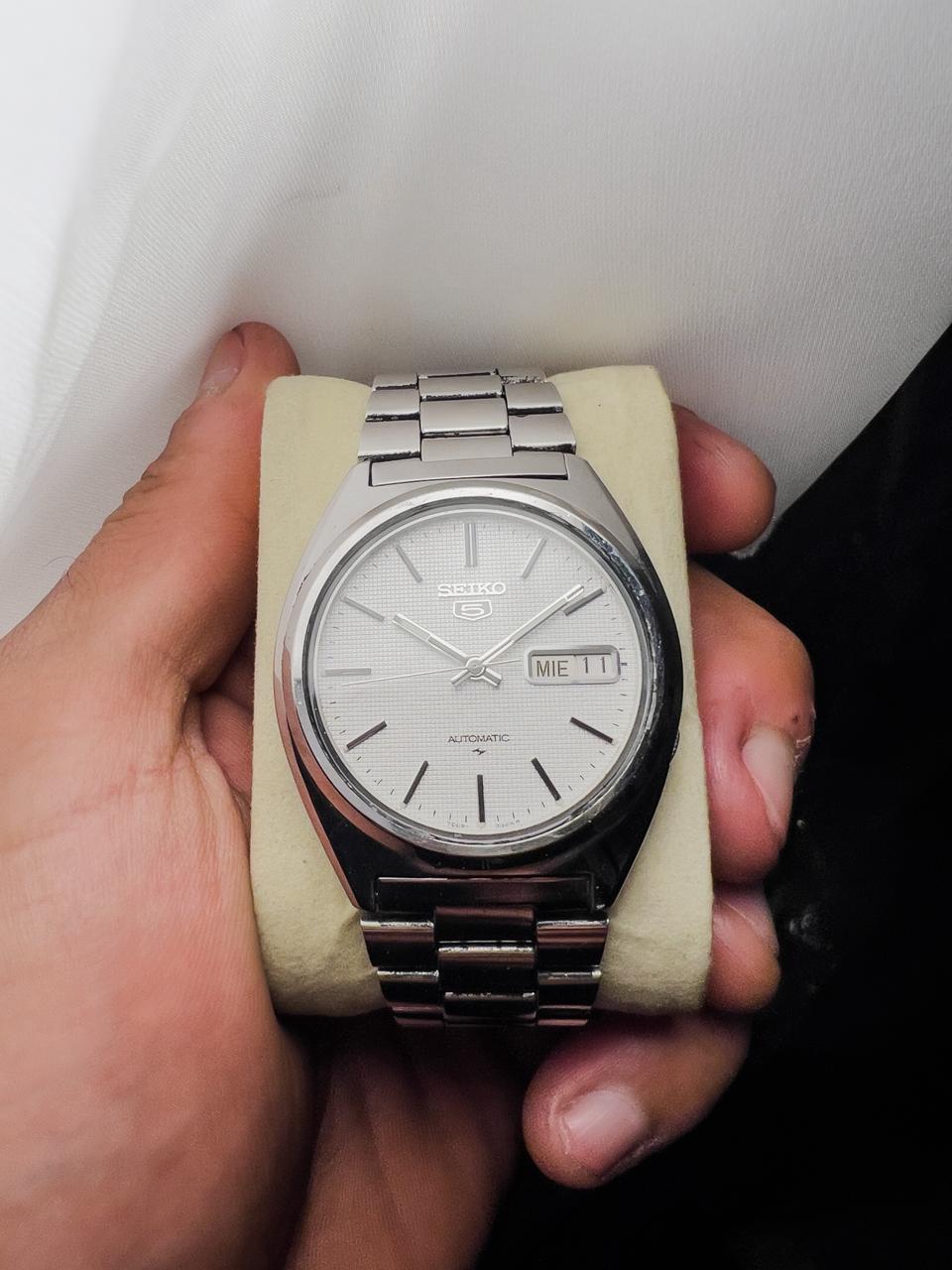 Montre Seiko 5 automatique pour hommes, en acier inoxydable, avec cadran texturé blanc argenté, affichage jour et date