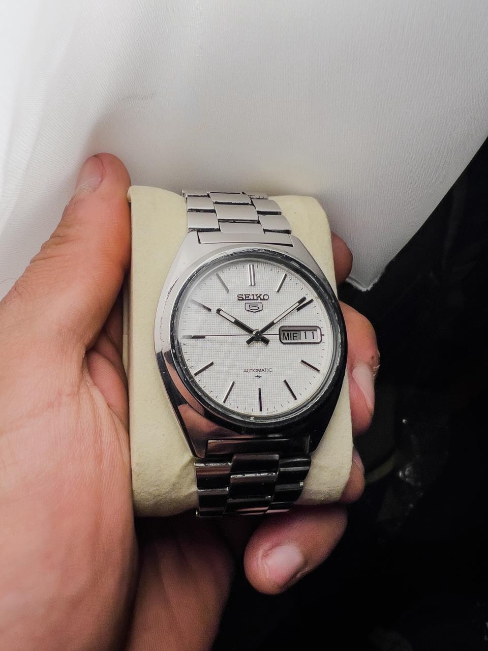 Montre Seiko 5 automatique pour hommes, en acier inoxydable, avec cadran texturé blanc argenté, affichage jour et date