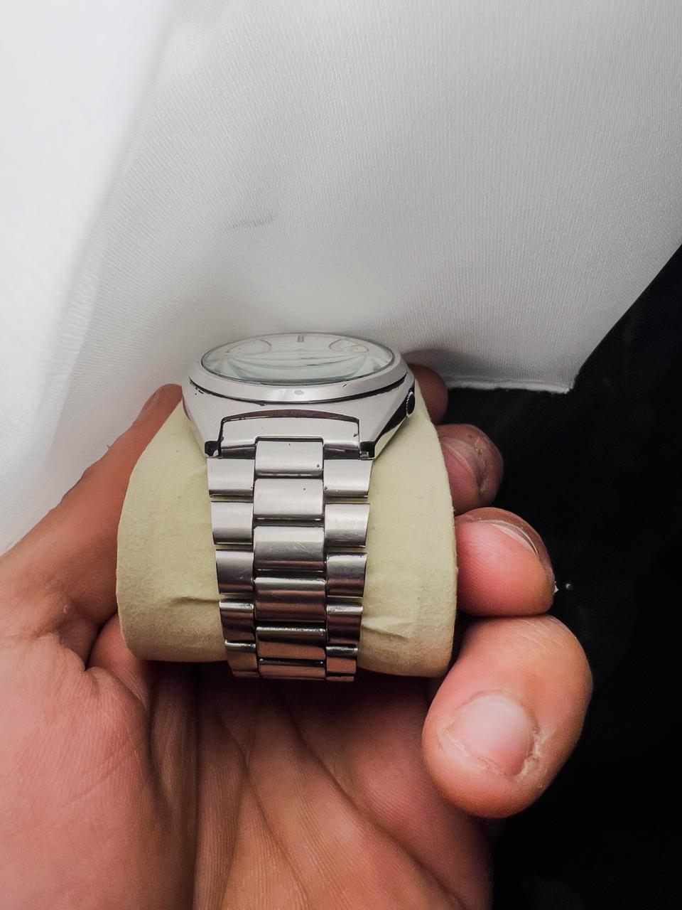 Montre Seiko 5 automatique pour hommes, en acier inoxydable, avec cadran texturé blanc argenté, affichage jour et date