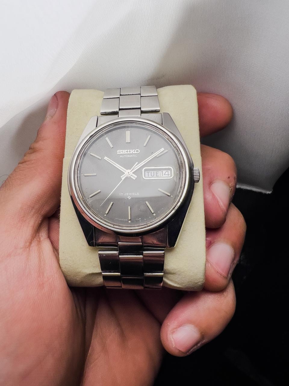 Montre homme Seiko automatique 17 rubis vintage cadran gris anthracite jour-date acier inoxydable