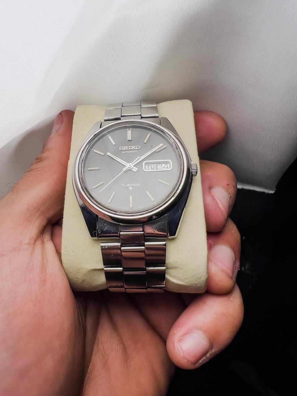 Montre homme Seiko automatique 17 rubis vintage cadran gris anthracite jour-date acier inoxydable