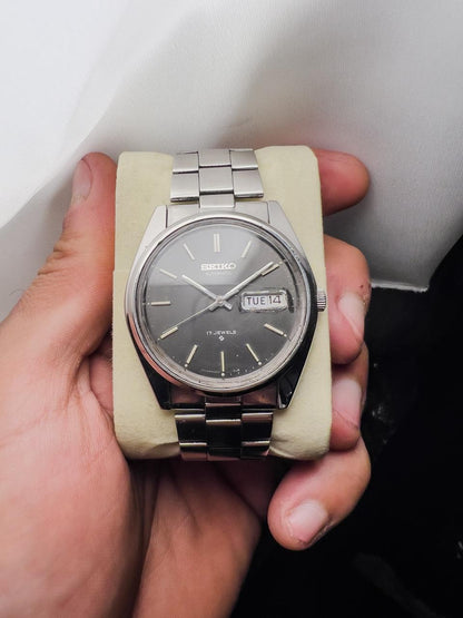 Montre homme Seiko automatique 17 rubis vintage cadran gris anthracite jour-date acier inoxydable