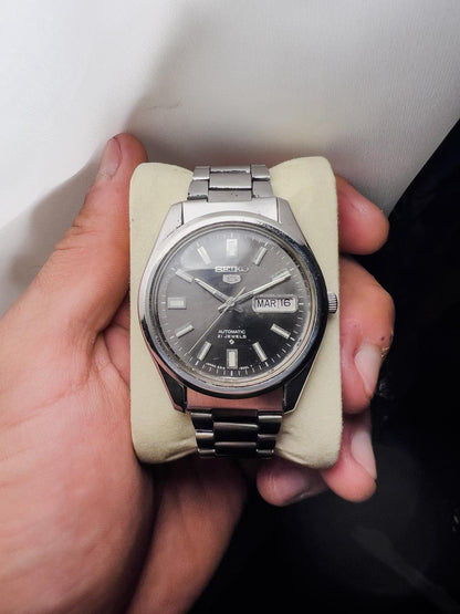 Montre homme vintage Seiko 5 automatique 21 rubis cadran gris foncé index luminescents jour-date