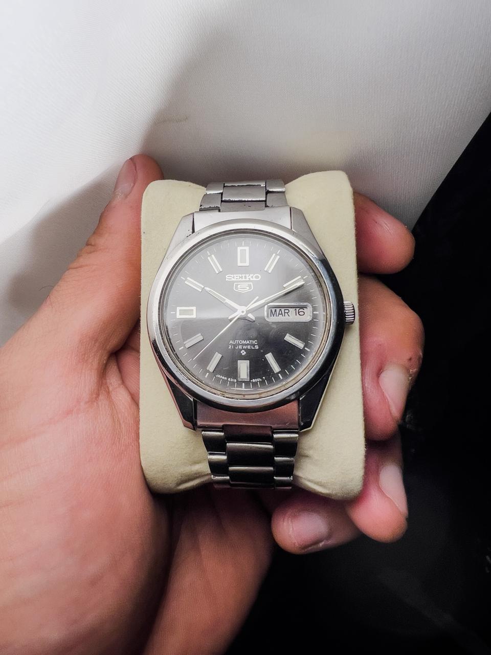 Montre homme vintage Seiko 5 automatique 21 rubis cadran gris foncé index luminescents jour-date