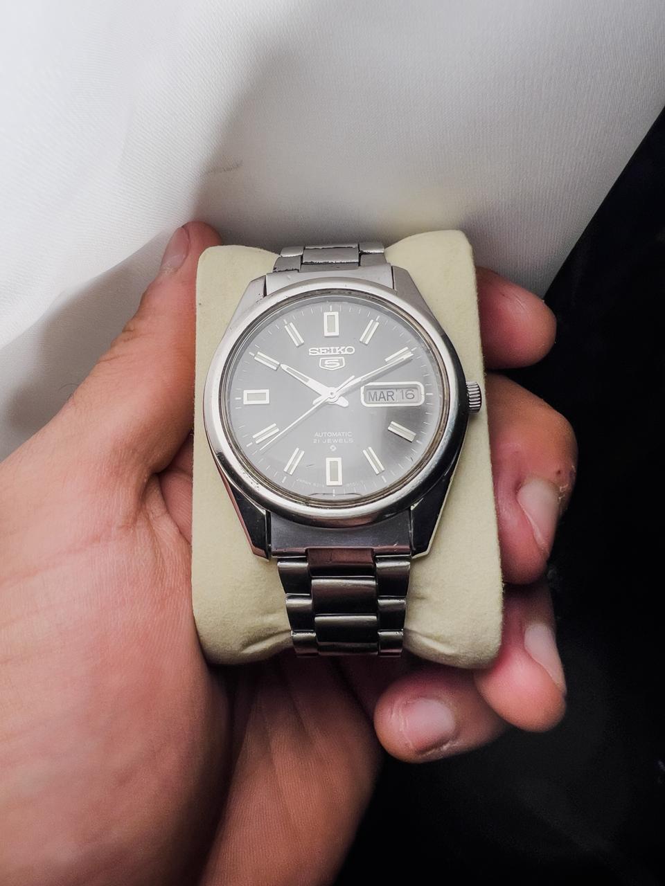 Montre homme vintage Seiko 5 automatique 21 rubis cadran gris foncé index luminescents jour-date