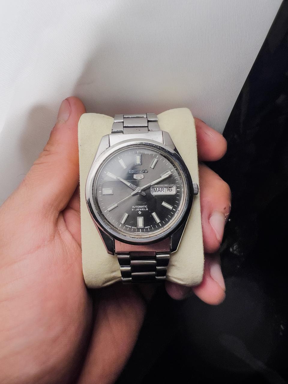 Montre homme vintage Seiko 5 automatique 21 rubis cadran gris foncé index luminescents jour-date
