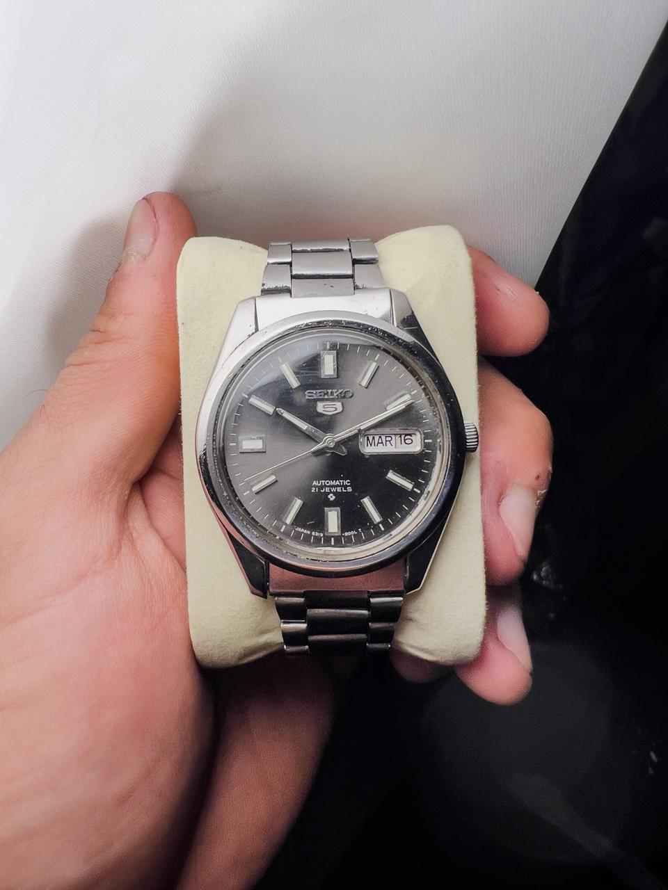 Montre homme vintage Seiko 5 automatique 21 rubis cadran gris foncé index luminescents jour-date