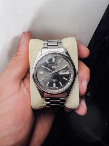 Montre homme vintage Seiko 5 automatique 21 rubis cadran gris foncé index luminescents jour-date