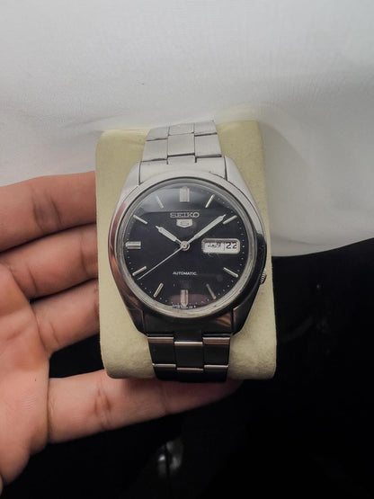 Montre Seiko 5 Automatique Cadran Noir Index Lumineux Jour-Date Bracelet Acier Inoxydable Homme