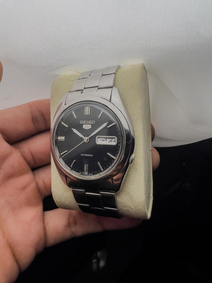 Montre Seiko 5 Automatique Cadran Noir Index Lumineux Jour-Date Bracelet Acier Inoxydable Homme