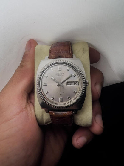 Montre Seiko automatique pour homme, 21 rubis, cadran argenté, lunette cannelée, index diamants, jour-date, vintage