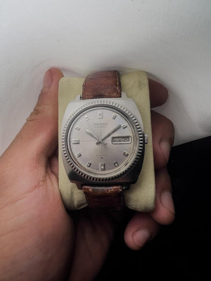 Montre Seiko automatique pour homme, 21 rubis, cadran argenté, lunette cannelée, index diamants, jour-date, vintage