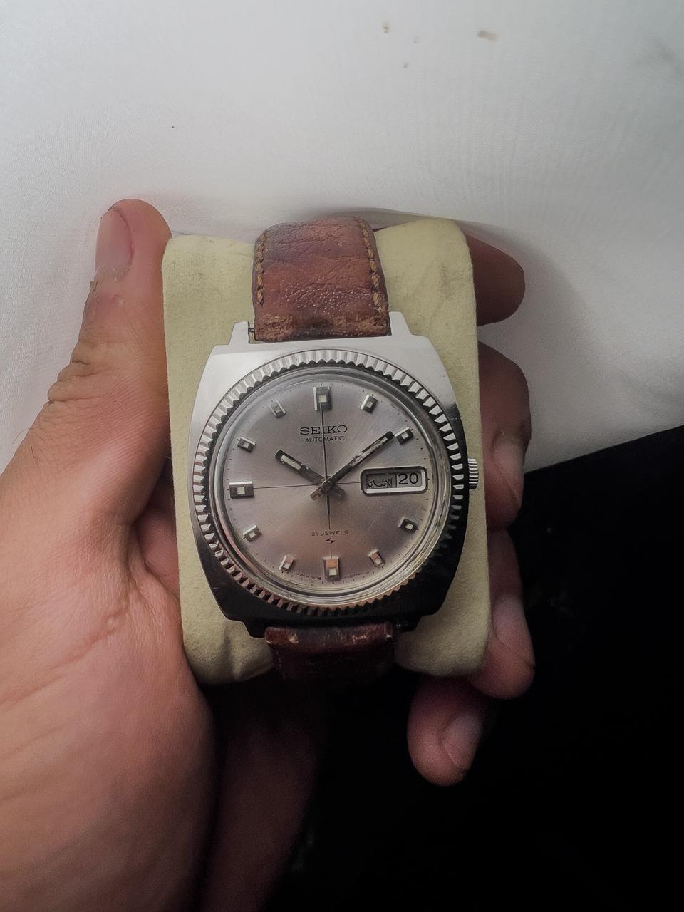 Montre Seiko automatique pour homme, 21 rubis, cadran argenté, lunette cannelée, index diamants, jour-date, vintage