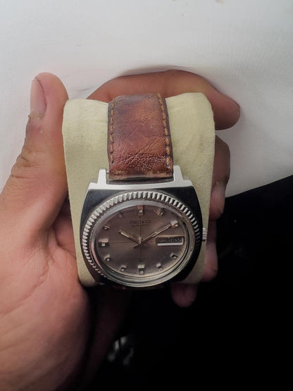 Montre Seiko automatique pour homme, 21 rubis, cadran argenté, lunette cannelée, index diamants, jour-date, vintage