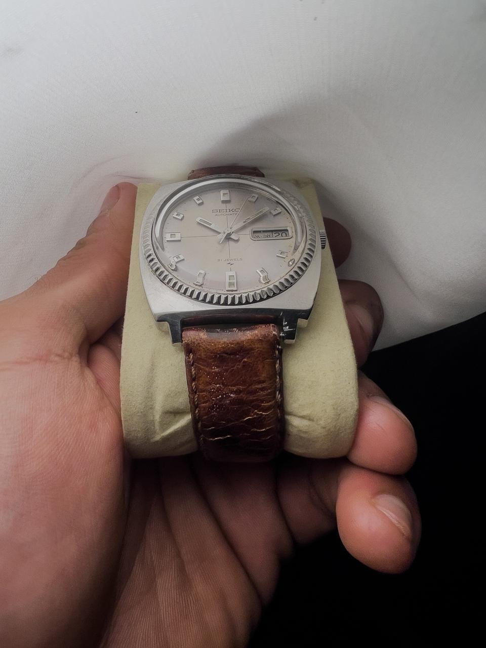 Montre Seiko automatique pour homme, 21 rubis, cadran argenté, lunette cannelée, index diamants, jour-date, vintage