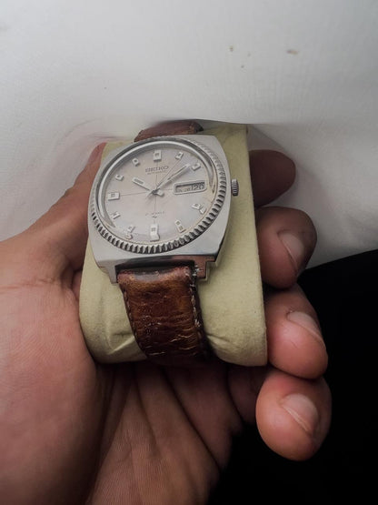 Montre Seiko automatique pour homme, 21 rubis, cadran argenté, lunette cannelée, index diamants, jour-date, vintage