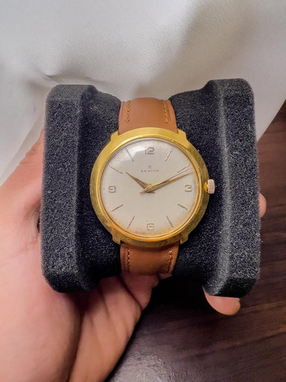 Montre habillée Zenith vintage années 1960 — Boîtier or · Cadran crème · Remontage manuel · Cuir marron clair