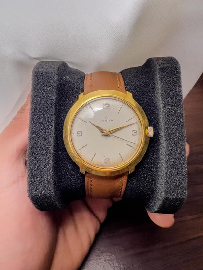 Montre habillée Zenith vintage années 1960 — Boîtier or · Cadran crème · Remontage manuel · Cuir marron clair