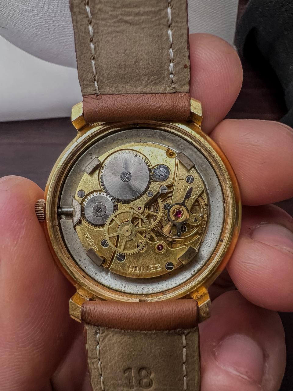 Montre habillée Zenith vintage années 1960 — Boîtier or · Cadran crème · Remontage manuel · Cuir marron clair