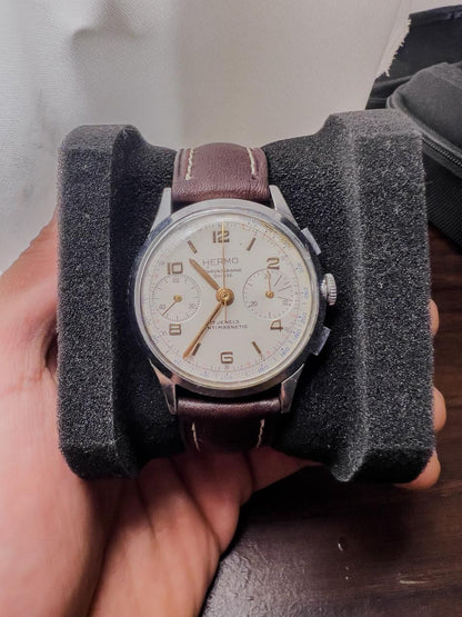 Hermo Chronographe Suisse Vintage Années 50 — Bi-Compax · 17 Rubis · Boîtier Acier · Cadran Panda