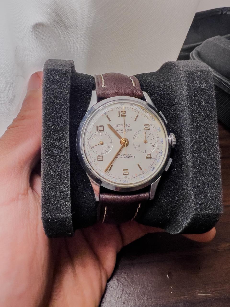 Hermo Chronographe Suisse Vintage Années 50 — Bi-Compax · 17 Rubis · Boîtier Acier · Cadran Panda