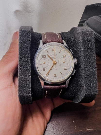 Hermo Chronographe Suisse Vintage Années 50 — Bi-Compax · 17 Rubis · Boîtier Acier · Cadran Panda