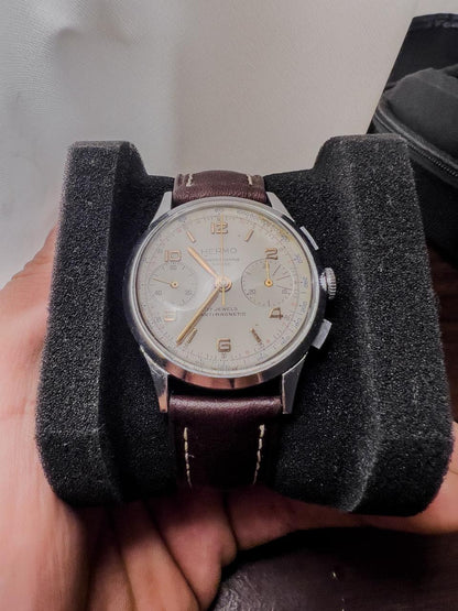 Hermo Chronographe Suisse Vintage Années 50 — Bi-Compax · 17 Rubis · Boîtier Acier · Cadran Panda