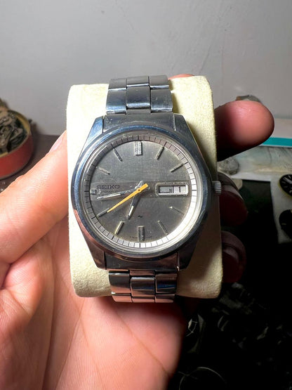 Vintage Seiko Automatic Gray Dial Watch – 1970s 7006 Day-Date, Arabic Calendar, Stainless Steel Men's Watch