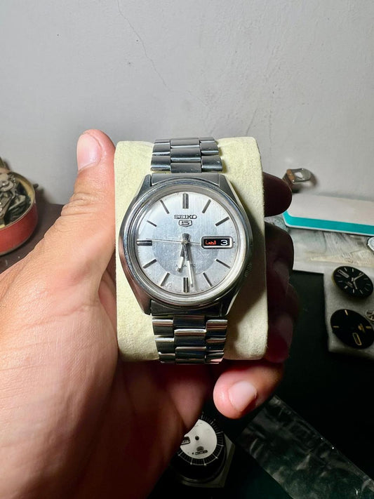 Vintage Seiko 5 Automatic Watch – Silver Dial Day-Date, Arabic Calendar, Stainless Steel Men's Watch