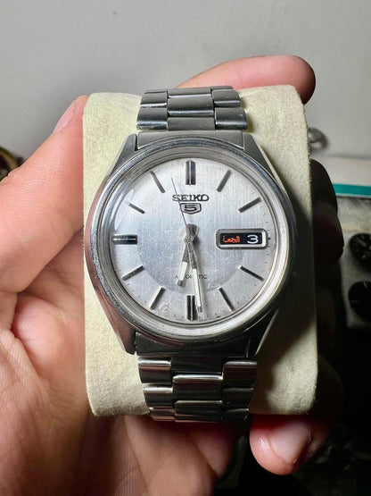 Vintage Seiko 5 Automatic Watch – Silver Dial Day-Date, Arabic Calendar, Stainless Steel Men's Watch