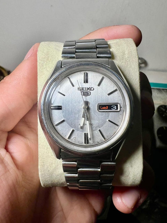 Vintage Seiko 5 Automatic Watch – Silver Dial Day-Date, Arabic Calendar, Stainless Steel Men's Watch
